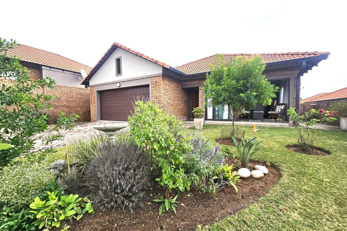 Ideal Lock-Up-and-Go 2 Bedroom House in Bateleur Estate - Photo 2