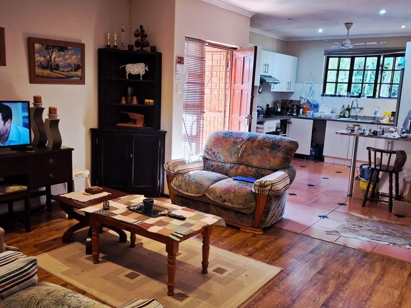 Townhouse For Sale in Margate, KwaZulu Natal - Photo 2