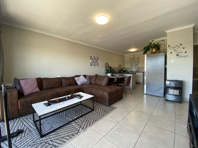 Stylish 2-Bedroom Apartment with Balcony Living in De La Haye, Bellville - Photo 4