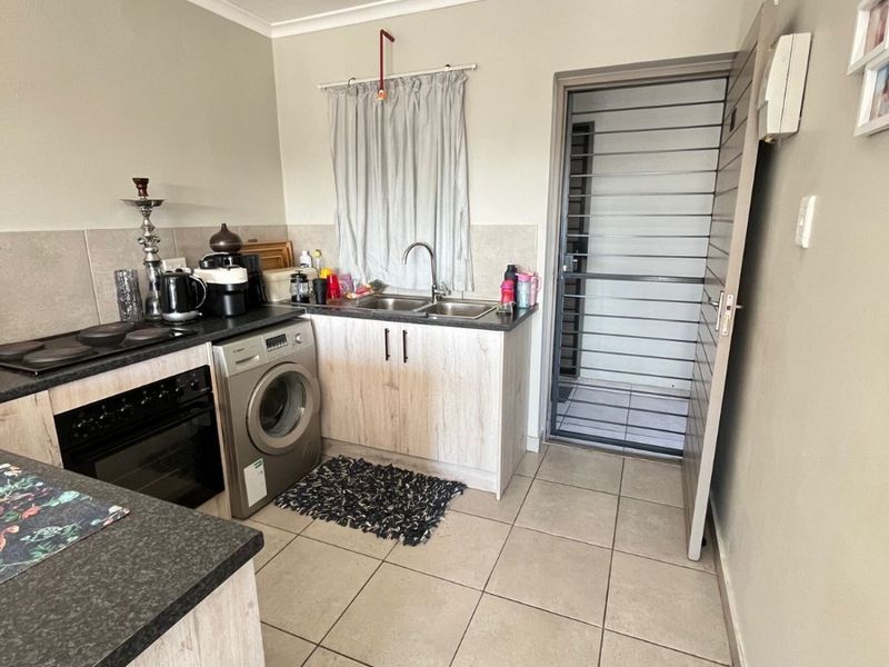 Stylish 2-Bedroom Apartment with Balcony Living in De La Haye, Bellville - Photo 2