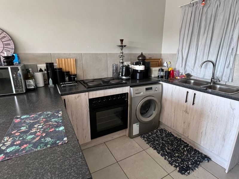 Stylish 2-Bedroom Apartment with Balcony Living in De La Haye, Bellville - Photo 3