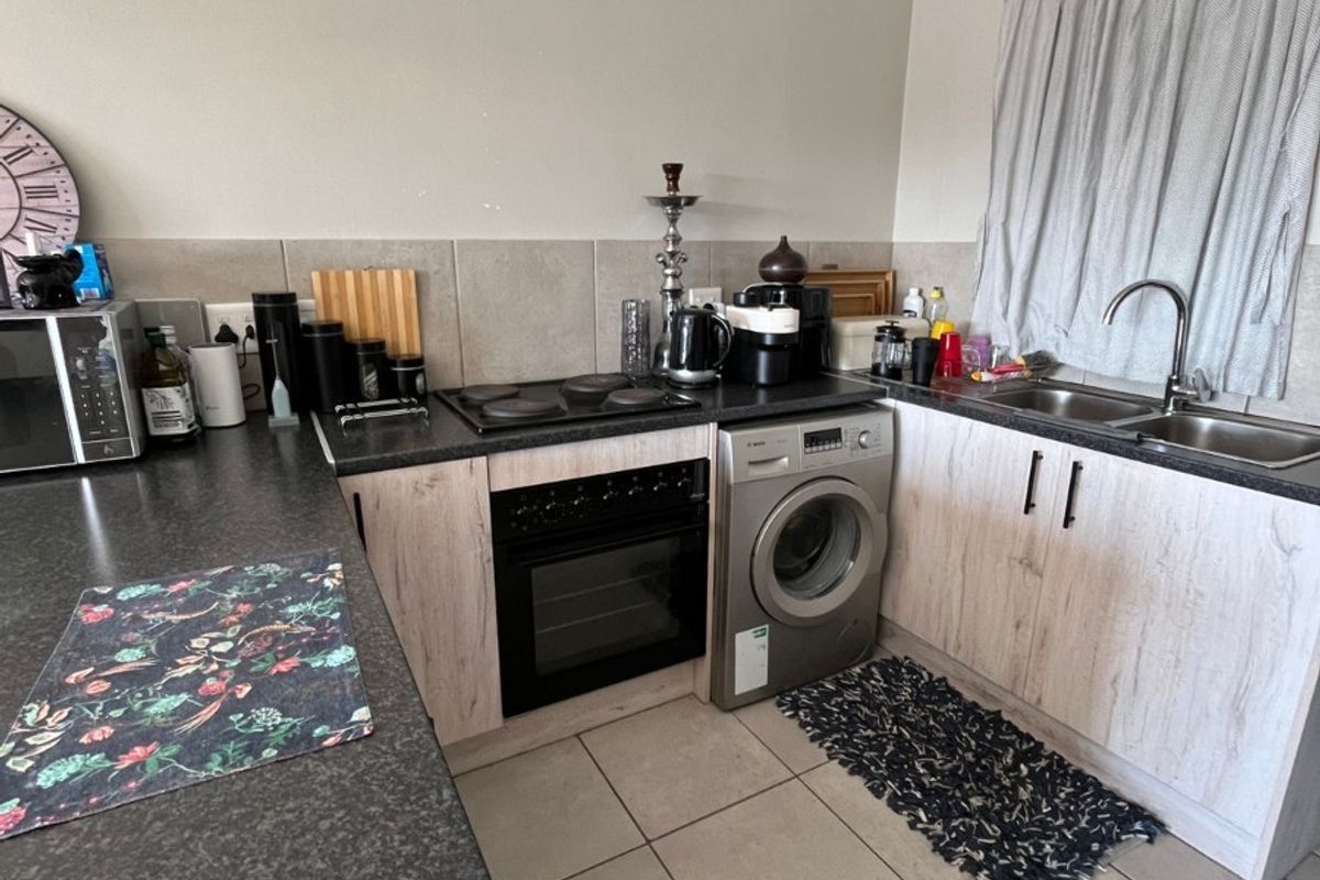Stylish 2-Bedroom Apartment with Balcony Living in De La Haye, Bellville - Photo 3
