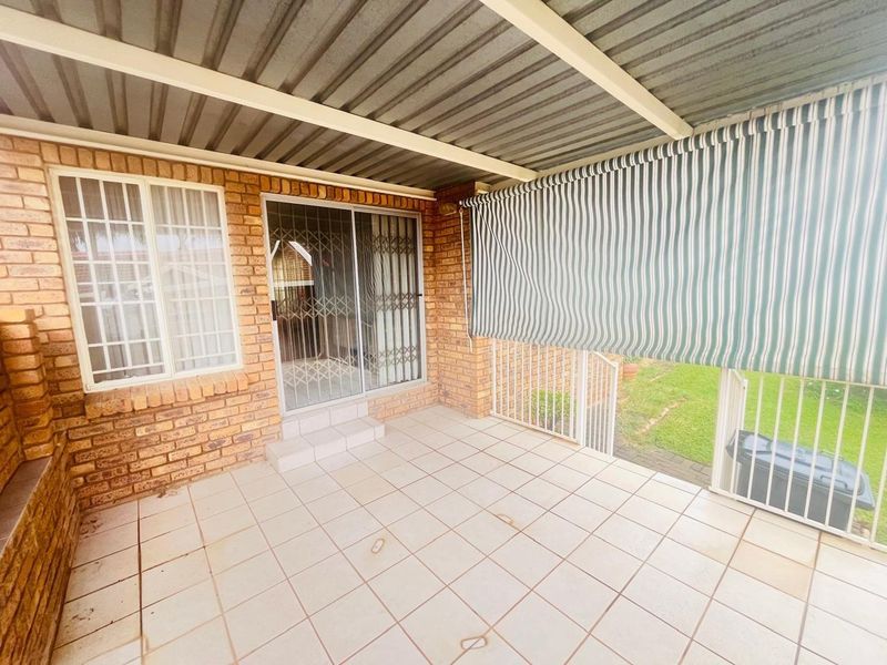 3 Bedroom Townhouse For Sale in Florauna, Pretoria - Photo 2