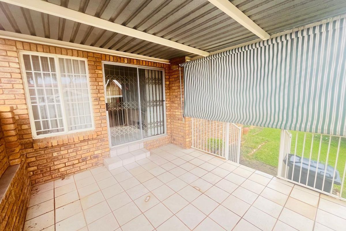 3 Bedroom Townhouse For Sale in Florauna, Pretoria - Photo 2