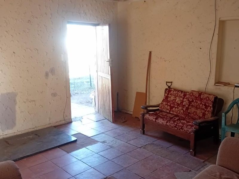 Large 2 Bedroom, Fixer upper with 3 Erfs for sale in Rouxville, Free State - Photo 9