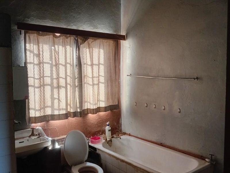 Large 2 Bedroom, Fixer upper with 3 Erfs for sale in Rouxville, Free State - Photo 6