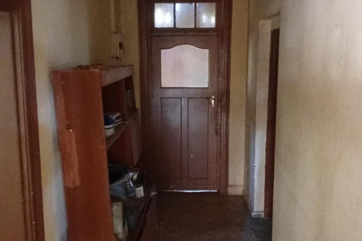 Large 2 Bedroom, Fixer upper with 3 Erfs for sale in Rouxville, Free State - Photo 5