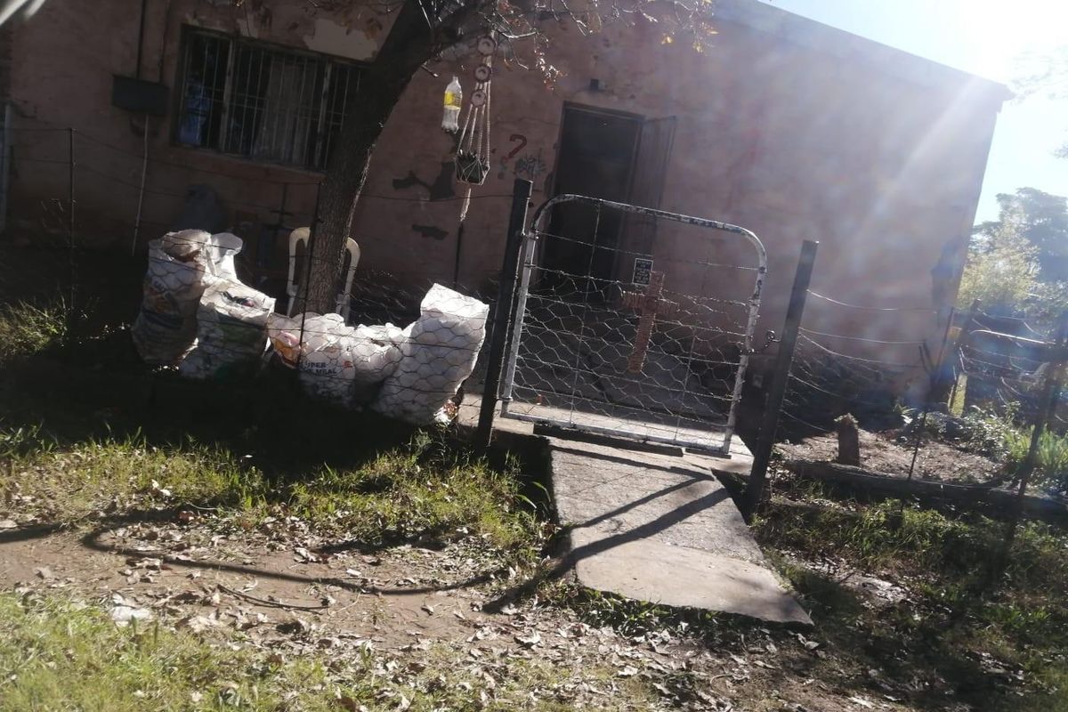 Large 2 Bedroom, Fixer upper with 3 Erfs for sale in Rouxville, Free State - Photo 3