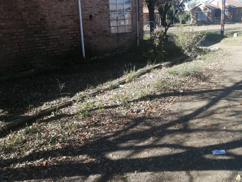 Large 2 Bedroom, Fixer upper with 3 Erfs for sale in Rouxville, Free State - Photo 2
