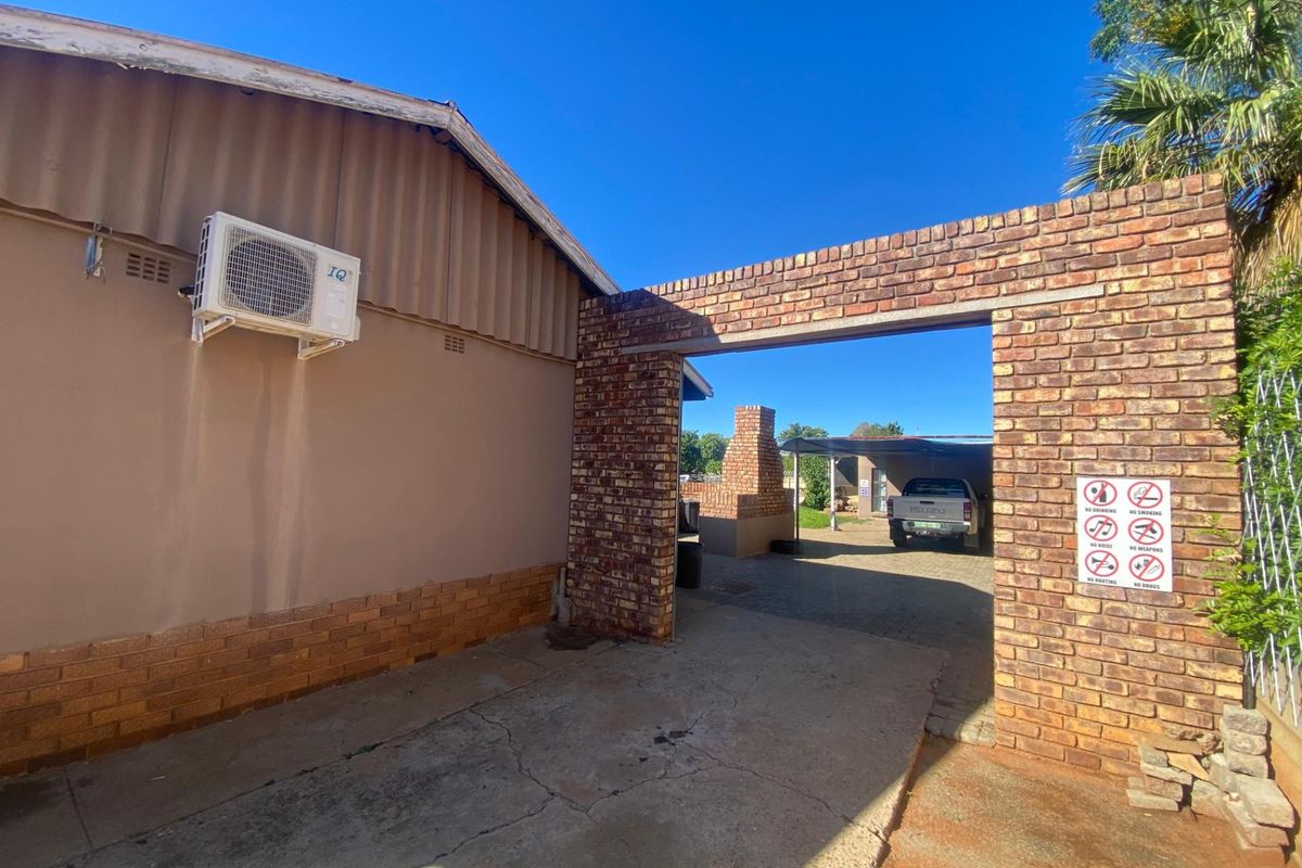 House For Sale in Verwoerdpark, Kimberley - Photo 3