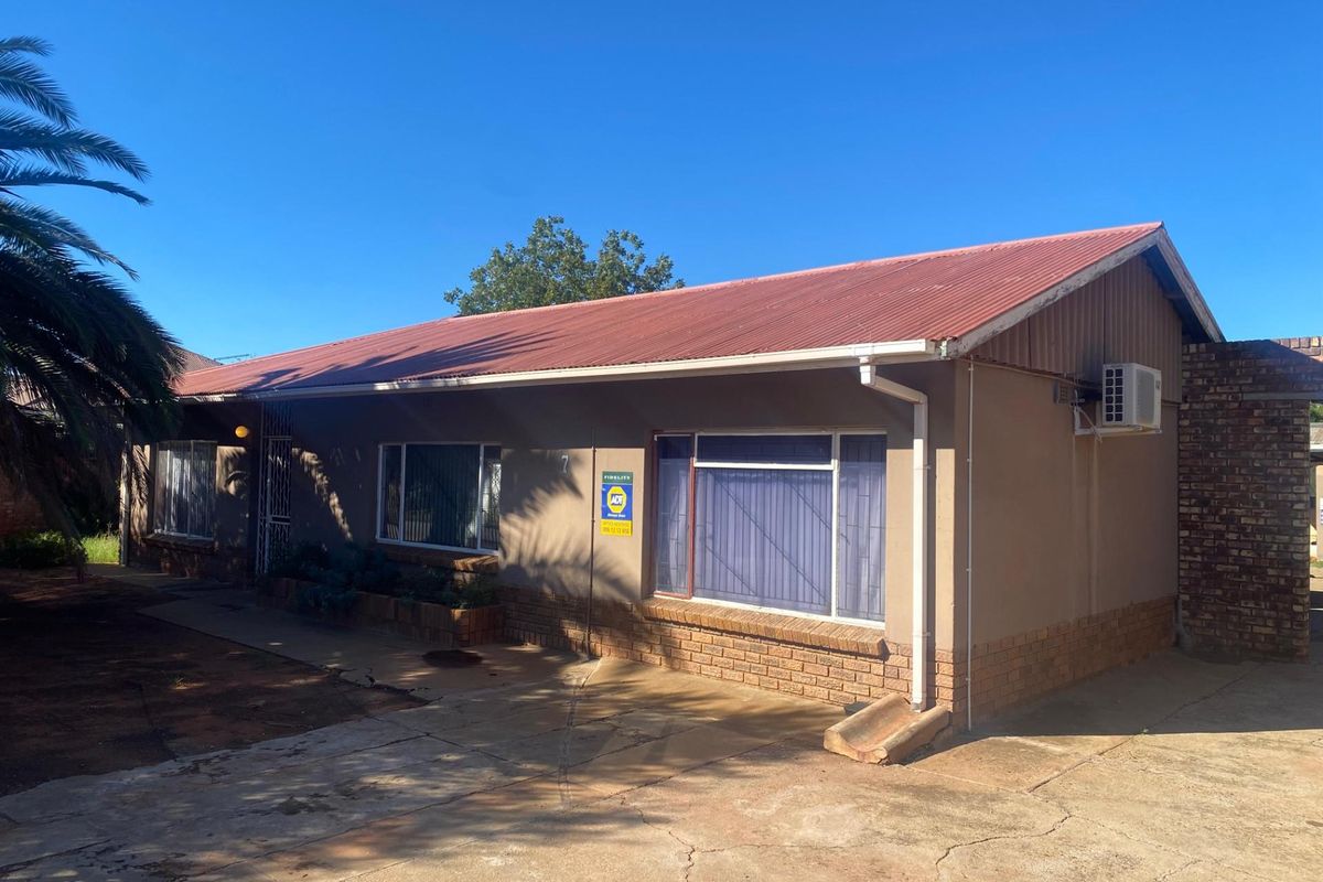 House For Sale in Verwoerdpark, Kimberley - Photo 2
