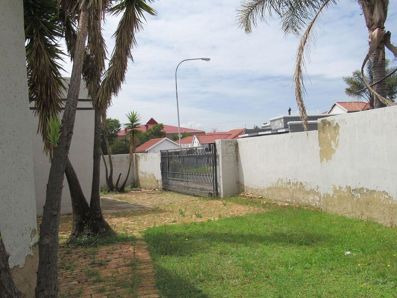 The Ultimate Value Play: Massive 3-Bedroom Fixer-Upper in Prime Mondeor - Photo 2