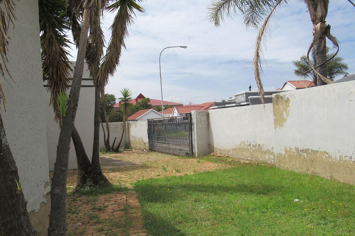 The Ultimate Value Play: Massive 3-Bedroom Fixer-Upper in Prime Mondeor - Photo 2