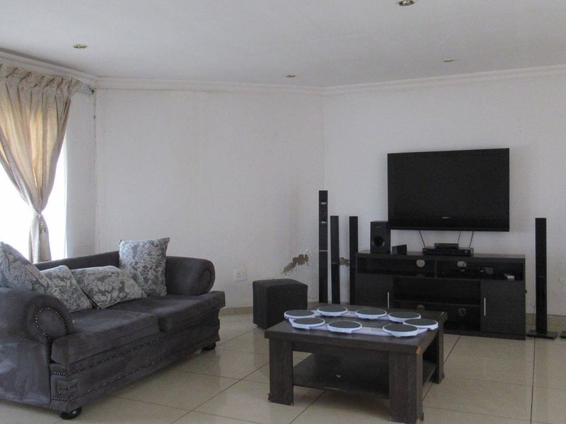 The Ultimate Value Play: Massive 3-Bedroom Fixer-Upper in Prime Mondeor - Photo 4