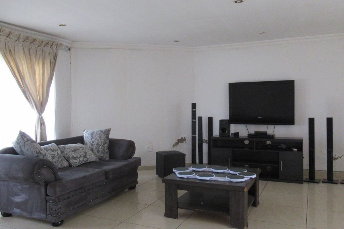 The Ultimate Value Play: Massive 3-Bedroom Fixer-Upper in Prime Mondeor - Photo 4