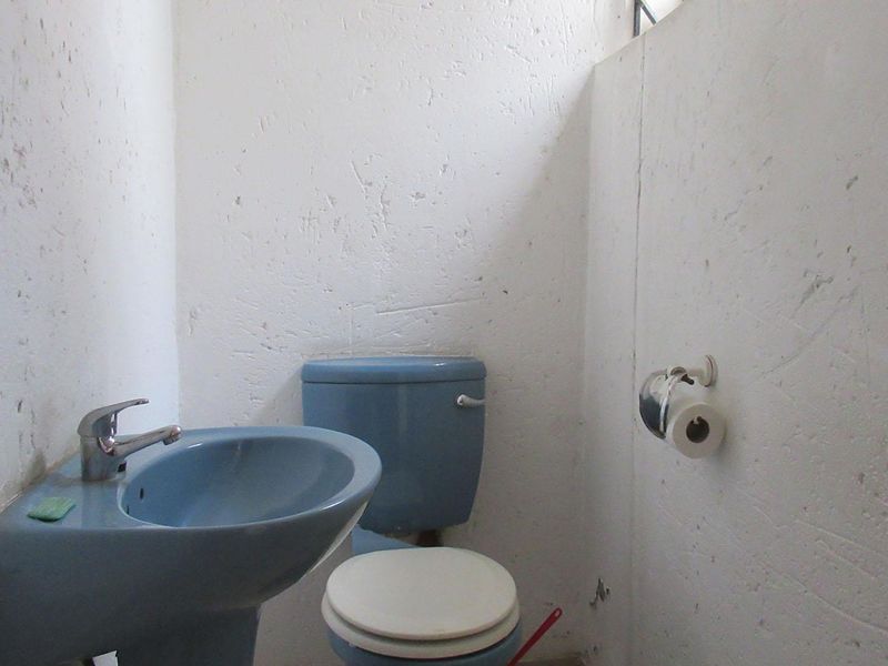 The Ultimate Value Play: Massive 3-Bedroom Fixer-Upper in Prime Mondeor - Photo 8