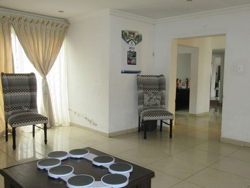 The Ultimate Value Play: Massive 3-Bedroom Fixer-Upper in Prime Mondeor - Photo 6