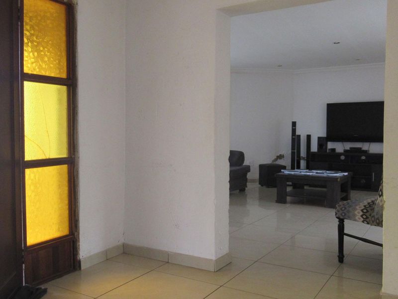 The Ultimate Value Play: Massive 3-Bedroom Fixer-Upper in Prime Mondeor - Photo 3