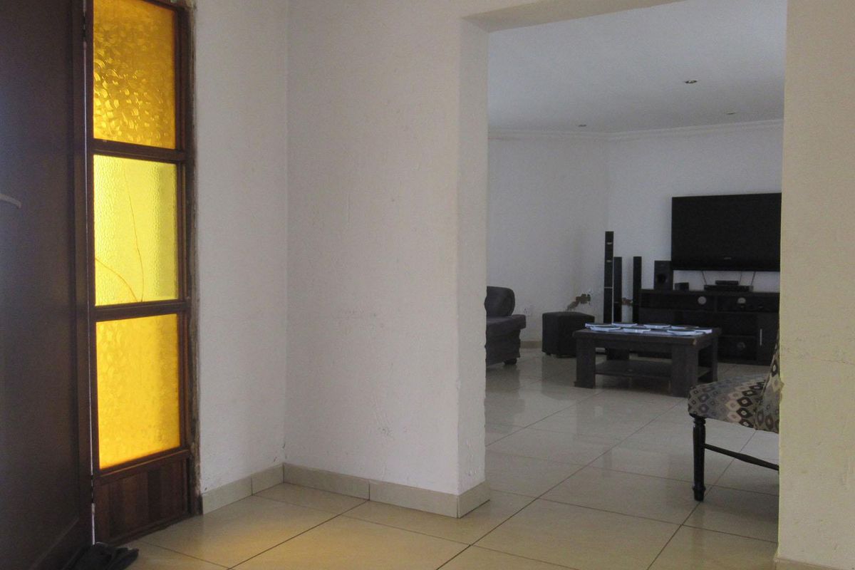 The Ultimate Value Play: Massive 3-Bedroom Fixer-Upper in Prime Mondeor - Photo 3