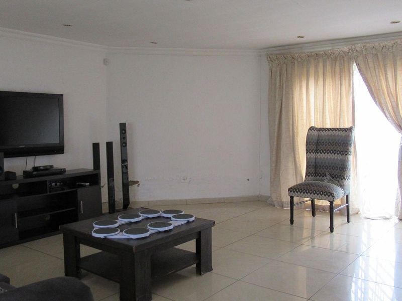 The Ultimate Value Play: Massive 3-Bedroom Fixer-Upper in Prime Mondeor - Photo 5