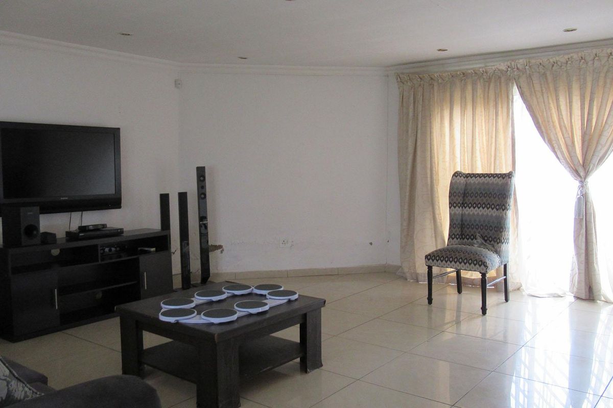 The Ultimate Value Play: Massive 3-Bedroom Fixer-Upper in Prime Mondeor - Photo 5