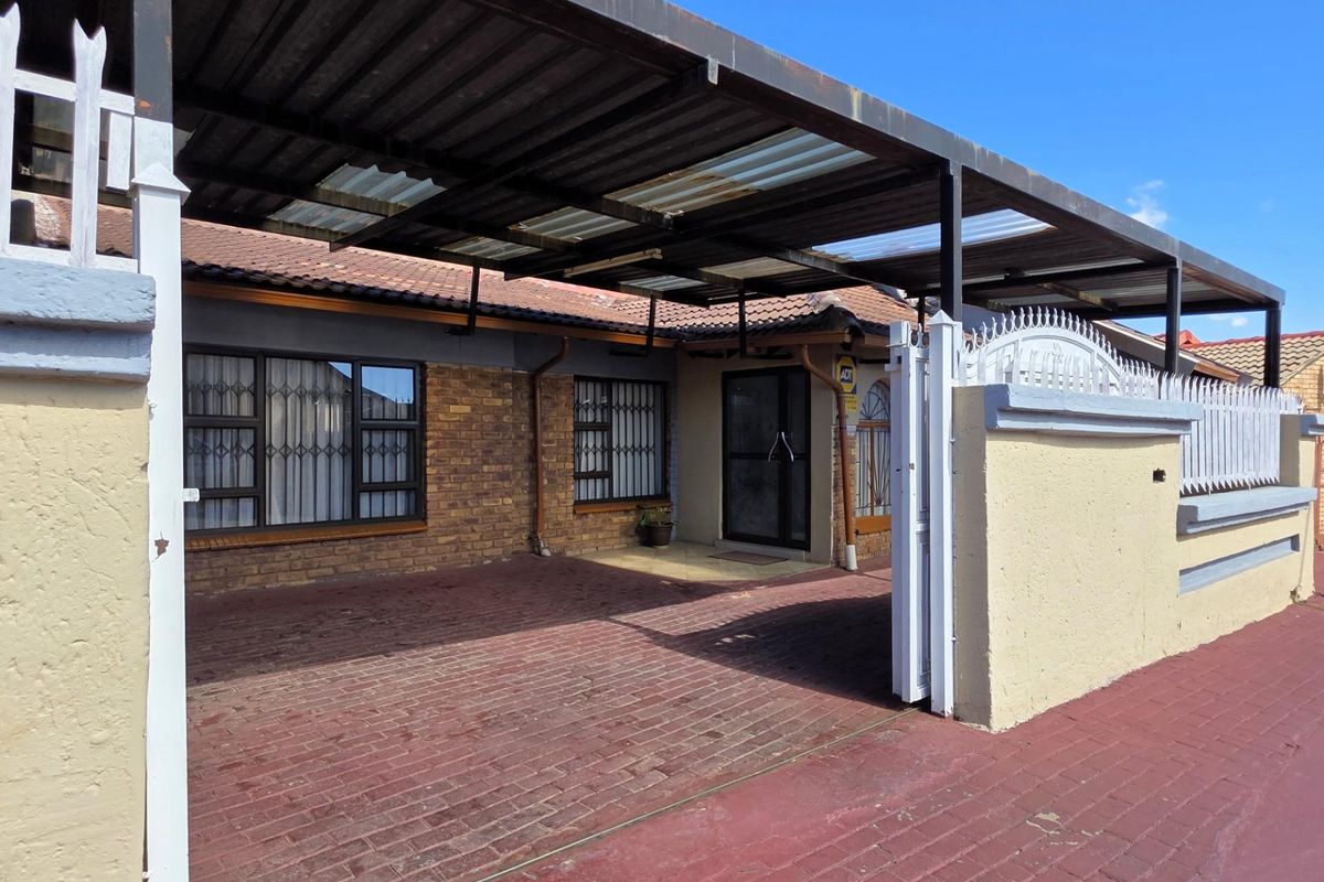 House For Sale in Khutsong, Mamelodi, Pretoria - Photo 2
