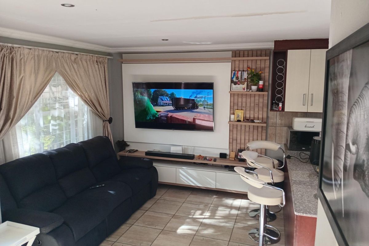 Townhouse For Sale in Rembrandt Ridge, Johannesburg - Photo 2