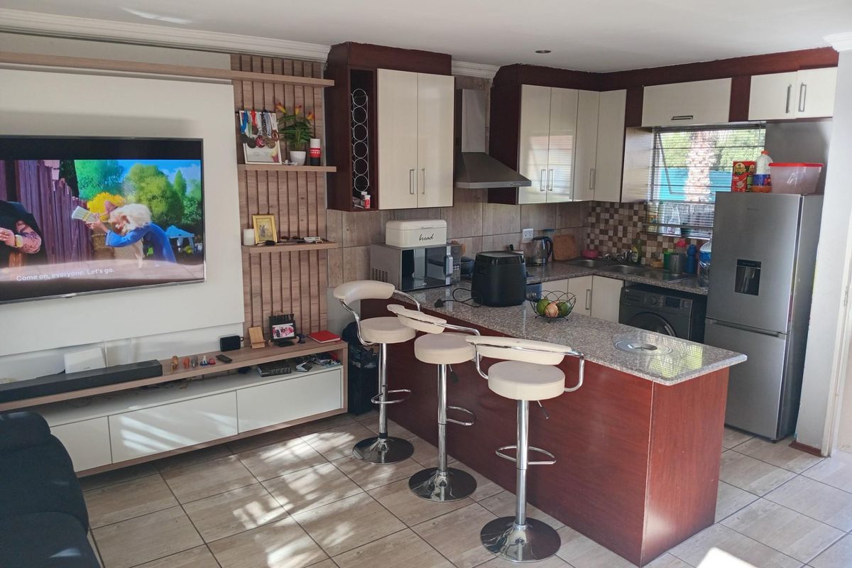 Townhouse For Sale in Rembrandt Ridge, Johannesburg - Photo 5