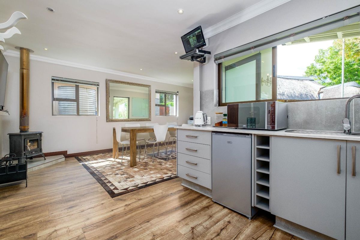 Main House with Cottages and Lifestyle Space - Photo 3