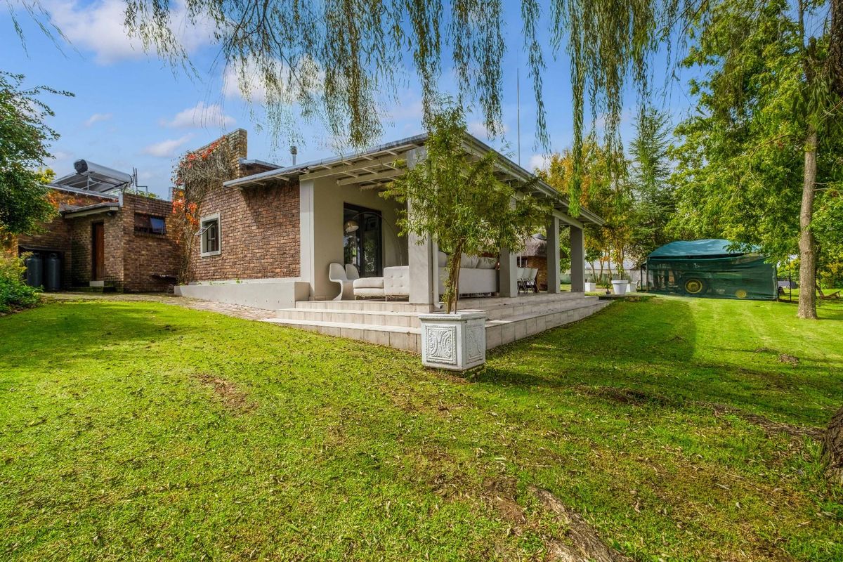 Main House with Cottages and Lifestyle Space - Photo 2