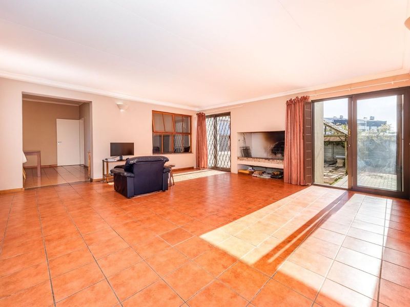 Spacious Family Home with Separate Flatlet in the Heart of Uitzicht - Photo 9