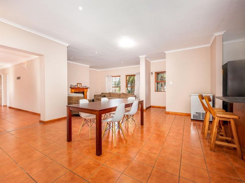 Spacious Family Home with Separate Flatlet in the Heart of Uitzicht - Photo 7