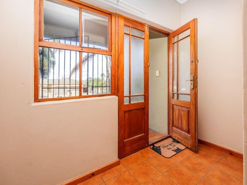 Spacious Family Home with Separate Flatlet in the Heart of Uitzicht - Photo 6