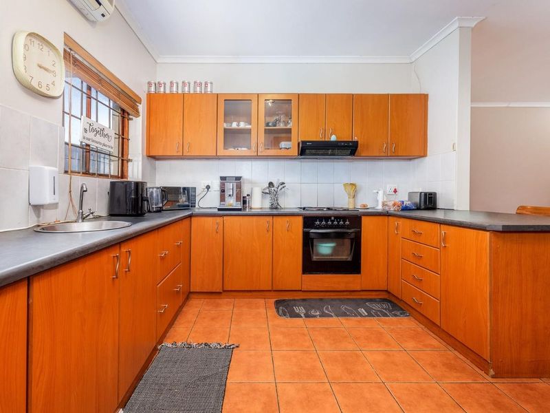 Spacious Family Home with Separate Flatlet in the Heart of Uitzicht - Photo 10