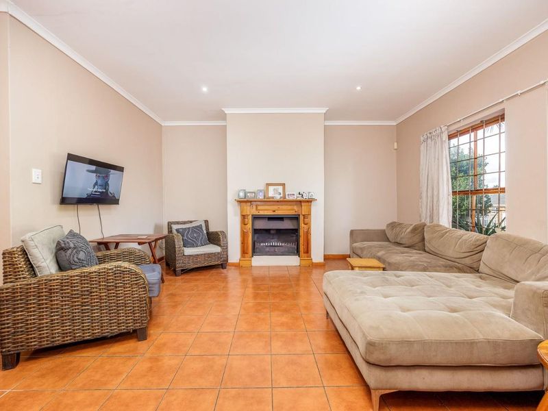 Spacious Family Home with Separate Flatlet in the Heart of Uitzicht - Photo 8