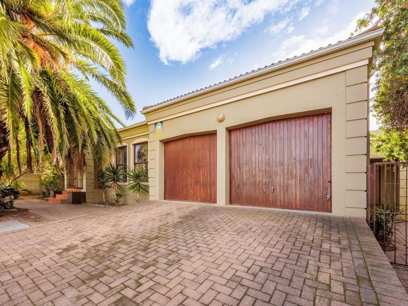 Spacious Family Home with Separate Flatlet in the Heart of Uitzicht - Photo 5