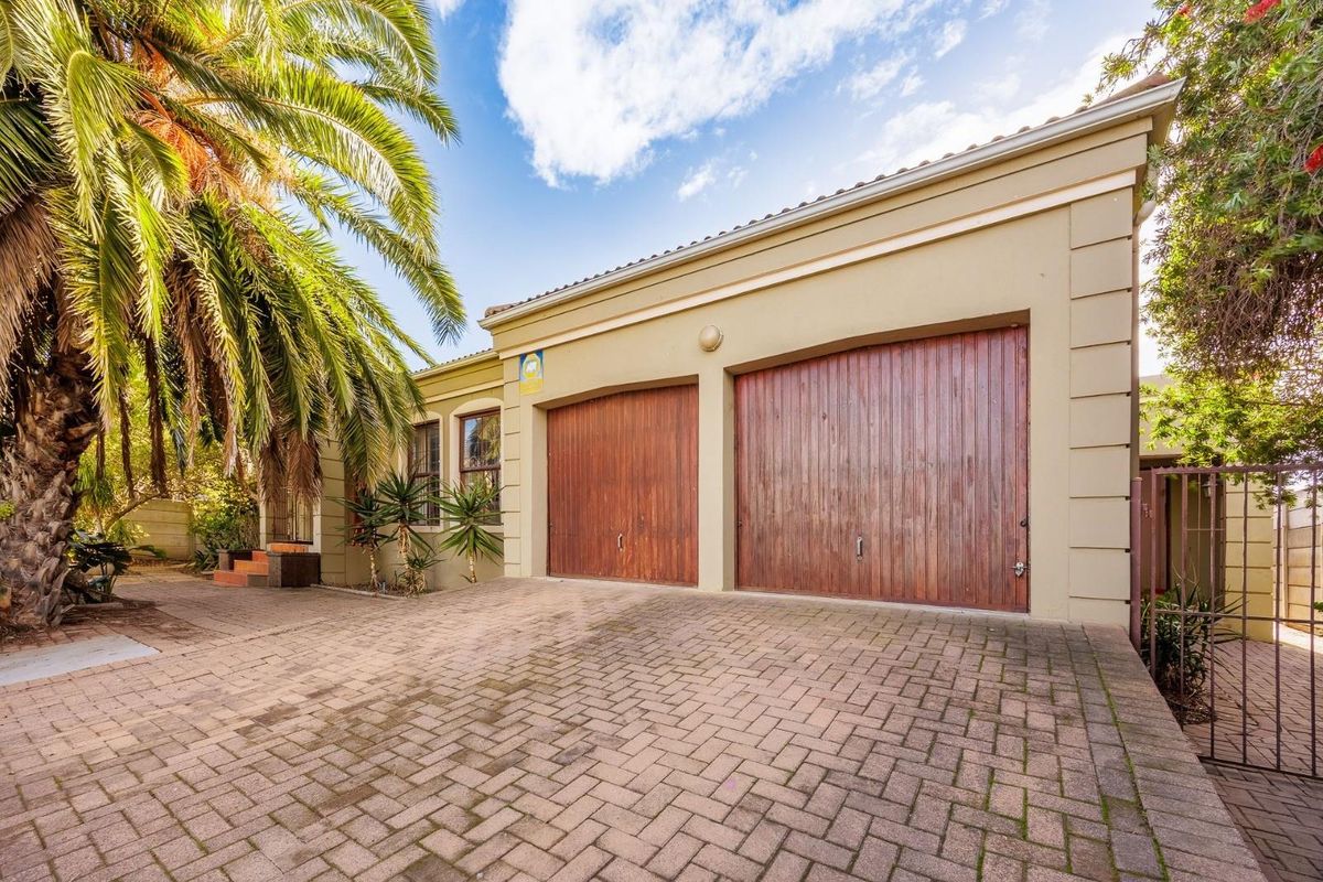 Spacious Family Home with Separate Flatlet in the Heart of Uitzicht - Photo 5