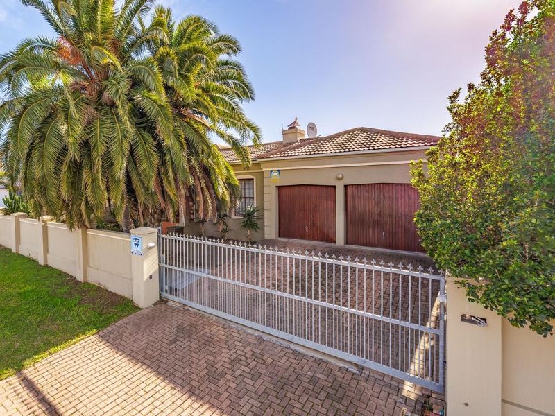 Spacious Family Home with Separate Flatlet in the Heart of Uitzicht - Photo 4