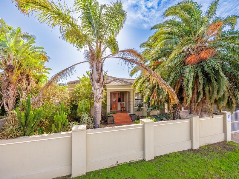 Spacious Family Home with Separate Flatlet in the Heart of Uitzicht - Photo 1