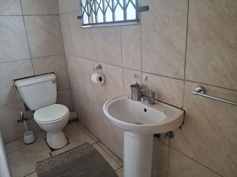 Cottage To Rent in Klippoortjie, Germiston - Photo 9