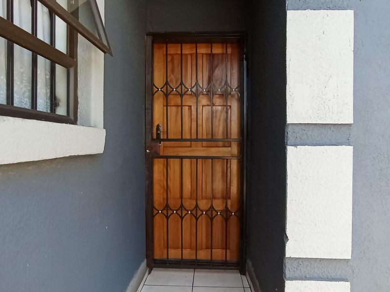House For Sale in Vanderbijlpark - Photo 2