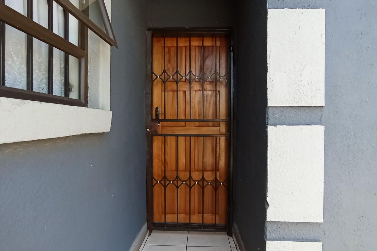 House For Sale in Vanderbijlpark - Photo 2