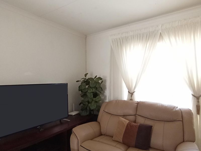 House For Sale in Vanderbijlpark - Photo 3