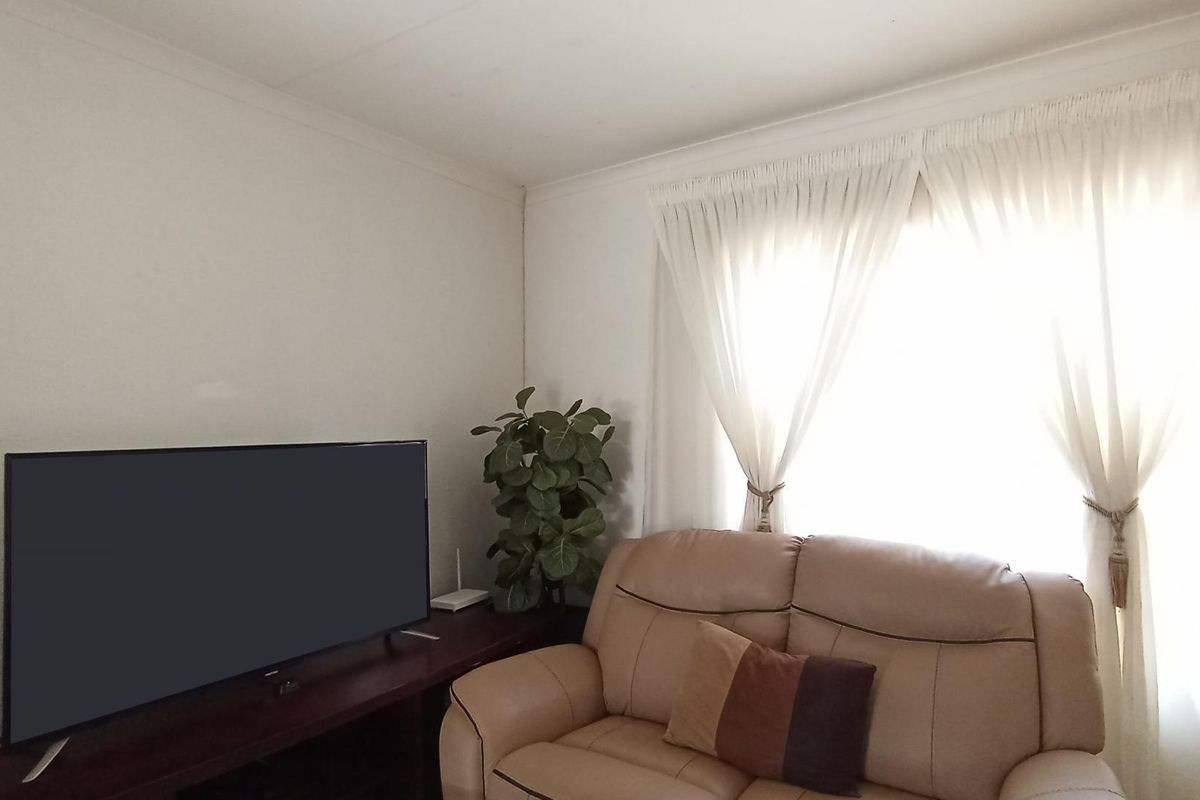 House For Sale in Vanderbijlpark - Photo 3