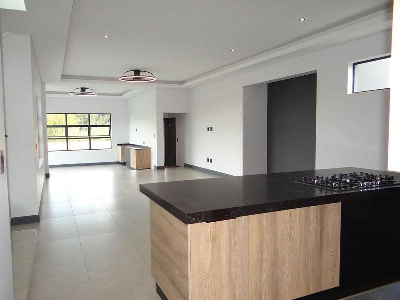5 Bedroom House For Sale in Fountainbrook Estate, Midstream Estate, Centurion - Photo 3