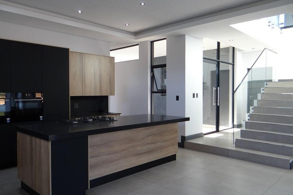 5 Bedroom House For Sale in Fountainbrook Estate, Midstream Estate, Centurion - Photo 2