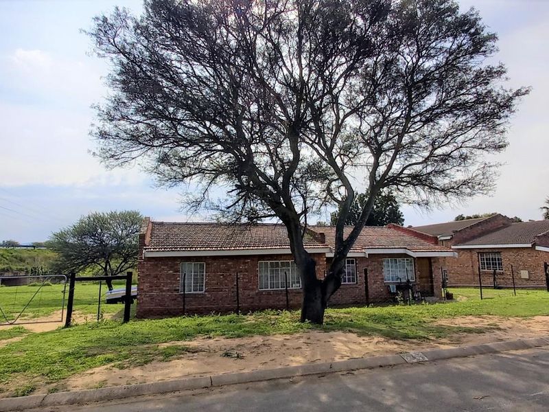 Townhouse For Sale in Manor Heights, Despatch - Photo 2