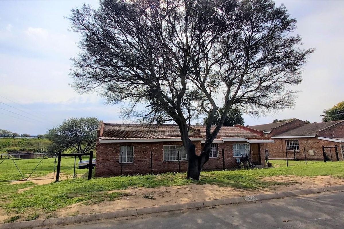 Townhouse For Sale in Manor Heights, Despatch - Photo 2