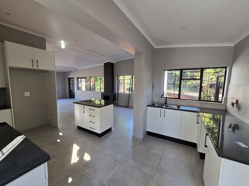 House For Sale in Sinoville, Pretoria - Photo 4