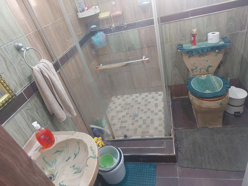 3 Bedroom Home with 2 flatlets - Photo 9
